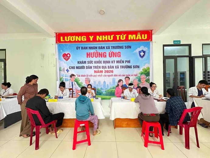 Bệnh viện Đa khoa khu vực Quảng Ninh ra quân khám sức khỏe miễn phí cho người dân. Ảnh: Công đoàn Quảng Trị