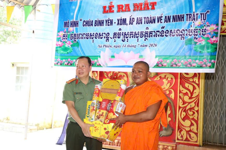 Công an xã Xà Phiên (TP. Cần Thơ) trao tặng 01 phần quà cho nhà chùa. Ảnh: Cổng TTĐT Công an TP. Cần Thơ