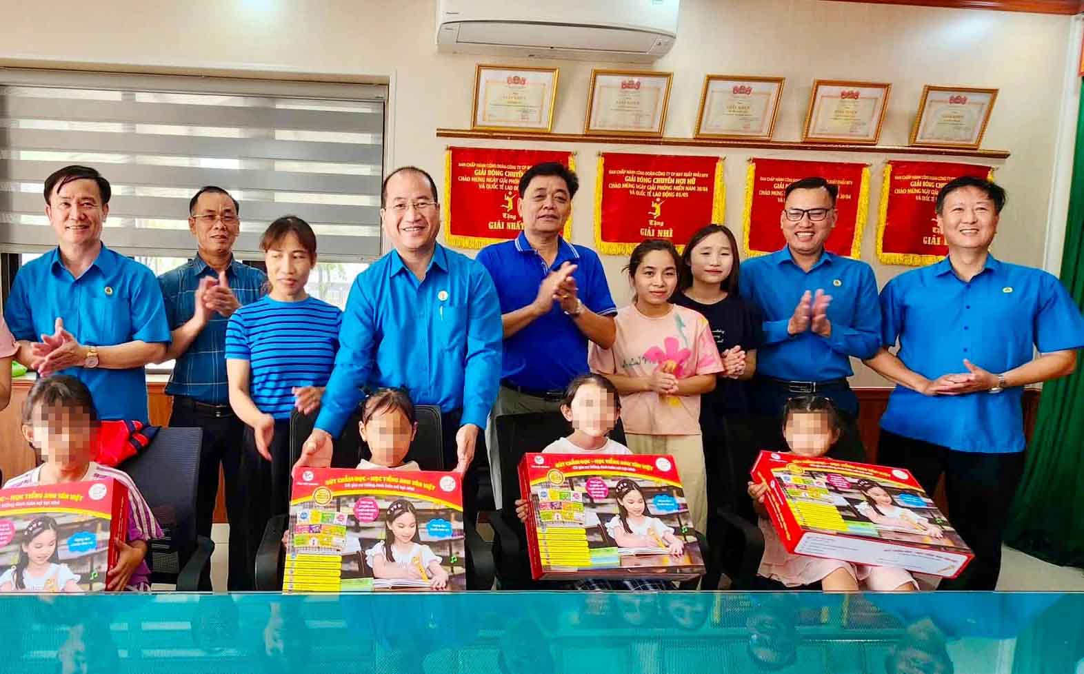 ハティン省労働組合連盟は、困難な状況にある労働者の子供たちに、読み書きと英語学習用の筆記用具100セットを贈呈しました。写真:ハティン労働組合