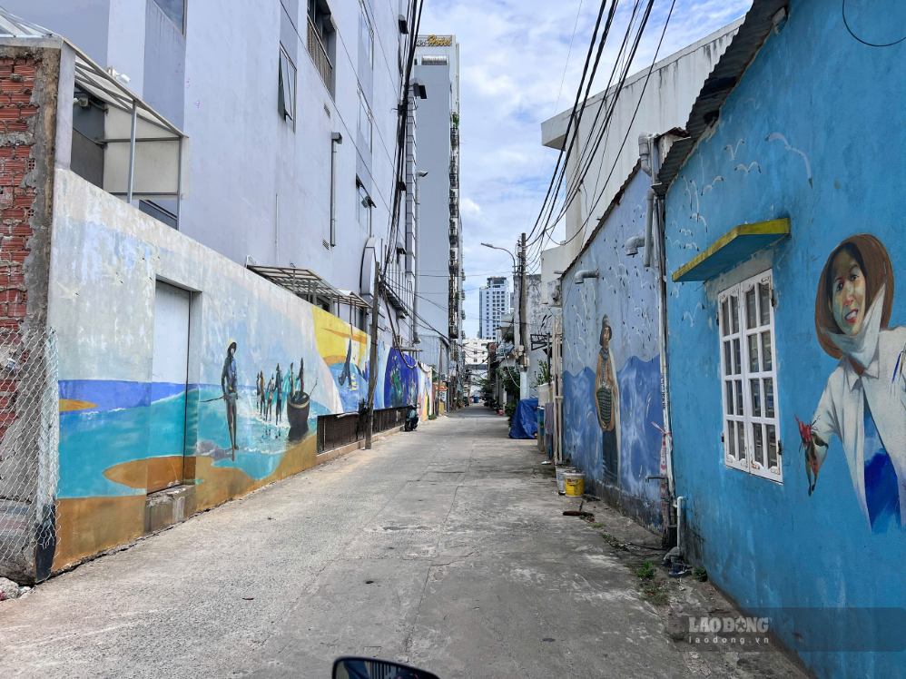 Paysage désert et désolé dans la rue des peintures murales du quartier de Son Tra (ville de Da Nang). Photo: Nguyen Linh