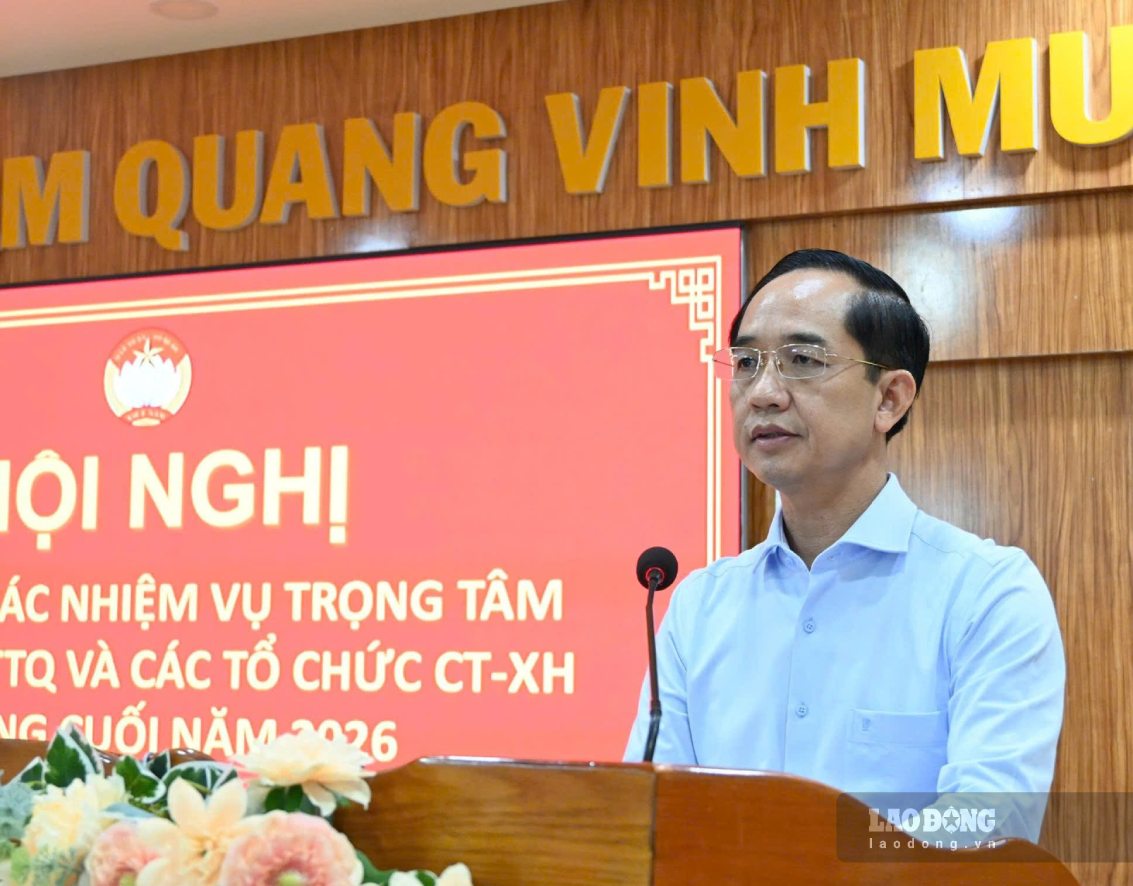 Mr. Ho Thanh Thuy - Deputy Secretary of the Provincial Party Committee, Chairman of the Vietnam Fatherland Front Committee of Ca Mau province - requested the Fatherland Front Committees of communes, wards and socio-political organizations to urgently concretize tasks, develop implementation plans, and be determined to complete the goals for 2026. Photo: Nhat Ho