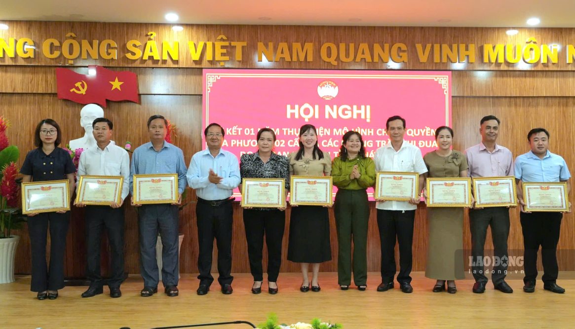Đồng chí Lê Thanh Triều, Phó Chủ tịch Thường trực Uỷ ban MTTQ Việt Nam tỉnh Cà Mau và đồng chí Võ Thị Ngọc Hân, Phó Chủ tịch Uỷ ban MTTQ Việt Nam tỉnh Cà Mau, trao Bằng khen cho các tập thể có thành tích xuất sắc sau một năm vận hành chính quyền địa phương hai cấp gắn với các phong trào thi đua do Mặt trận phát động. Ảnh: Nhật Hồ.