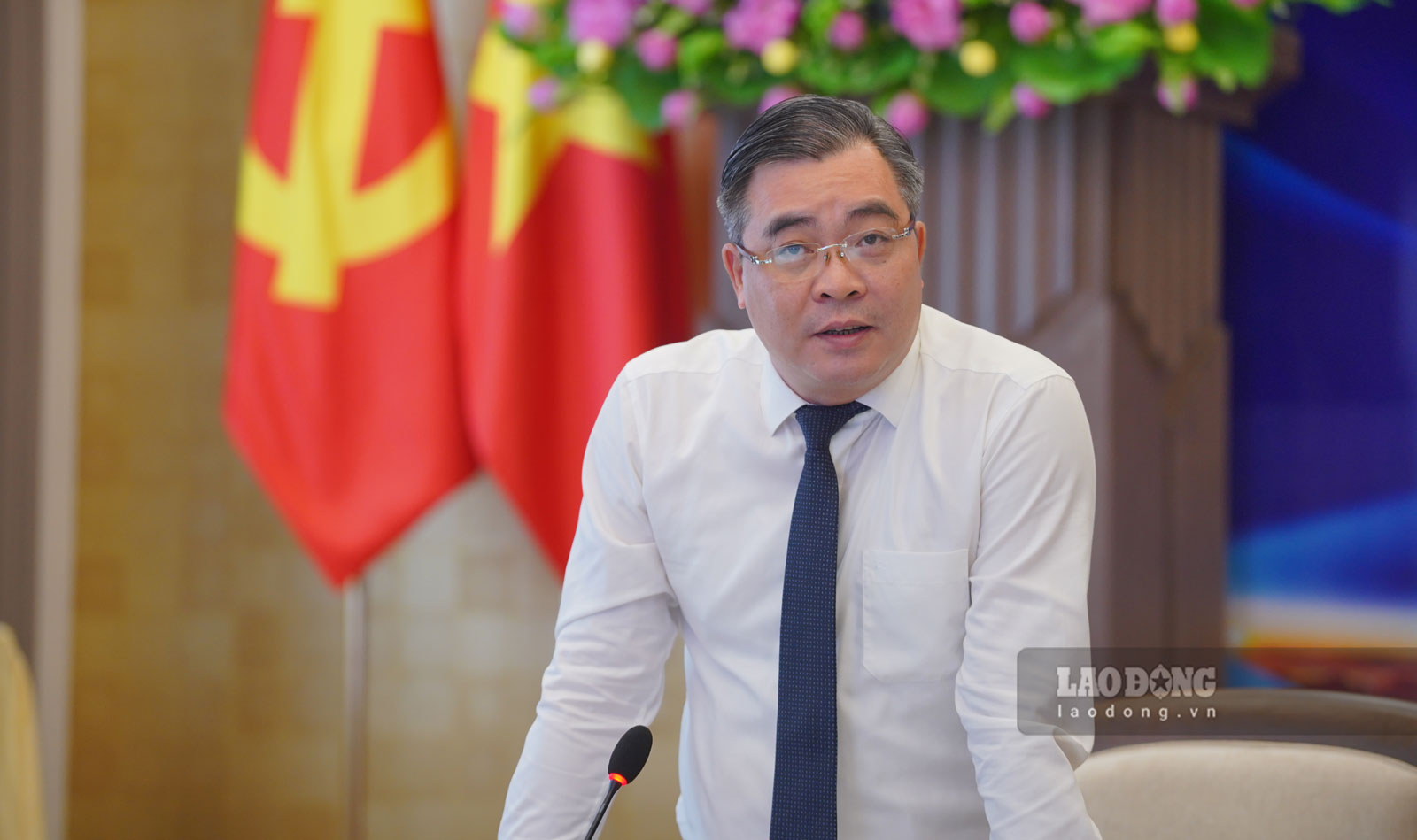 Ông Nông Việt Yên – Giám đốc Sở Văn hoá, Thể thao và Du lịch tỉnh Lào Cai trao đổi thảo luận. Ảnh: Bảo Nguyên