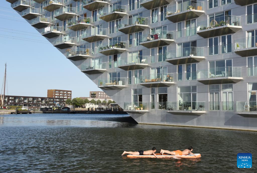 People relax on the water in hot weather in Amsterdam, Netherlands. Photo: Xinhua