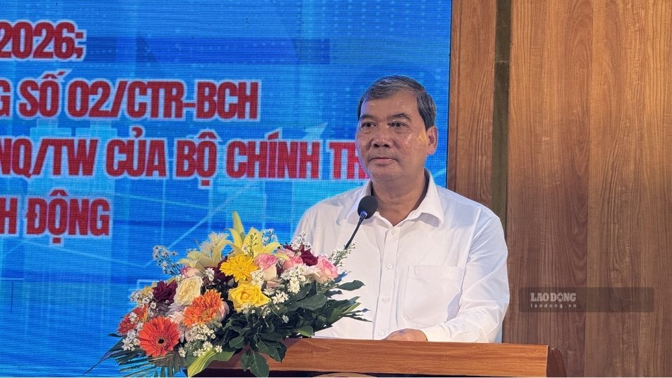 Mr. Kim Ngoc Thai - Deputy Secretary of the Provincial Party Committee, Chairman of the Vietnam Fatherland Front Committee of Vinh Long province delivered a directive speech at the conference summarizing trade union activities in the first 6 months of 2026. Photo: Hoang Loc