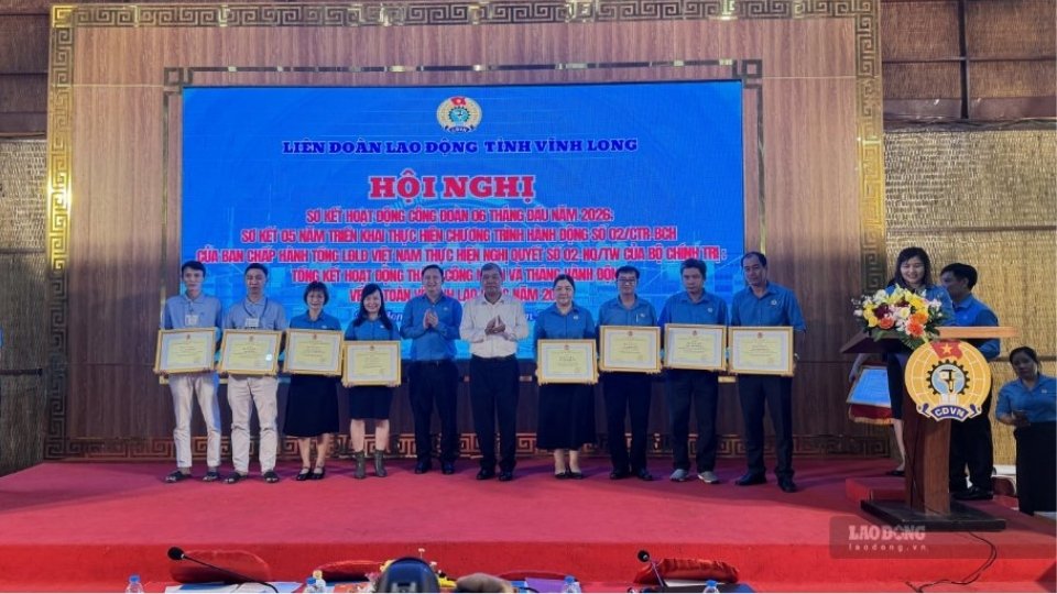 Các tập thể, cá nhân được khen thưởng vì có thành tích xuất sắc trong Tháng Công nhân và Tháng hành động về An toàn, vệ sinh lao động năm 2026. Ảnh: Hoàng Lộc