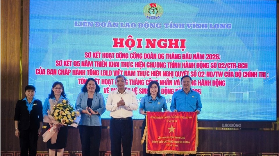 Liên đoàn Lao động tỉnh Vĩnh Long đón nhận Cờ thi đua của Chính phủ vì có thành tích xuất sắc dẫn đầu phong trào thi đua năm 2025. Ảnh: Hoàng Lộc