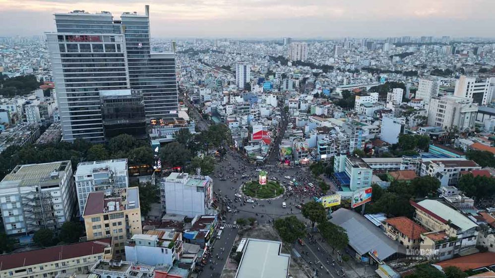 Ngã 6 Công trường Dân Chủ sắp xây cầu vượt thép. Ảnh: Anh Tú
