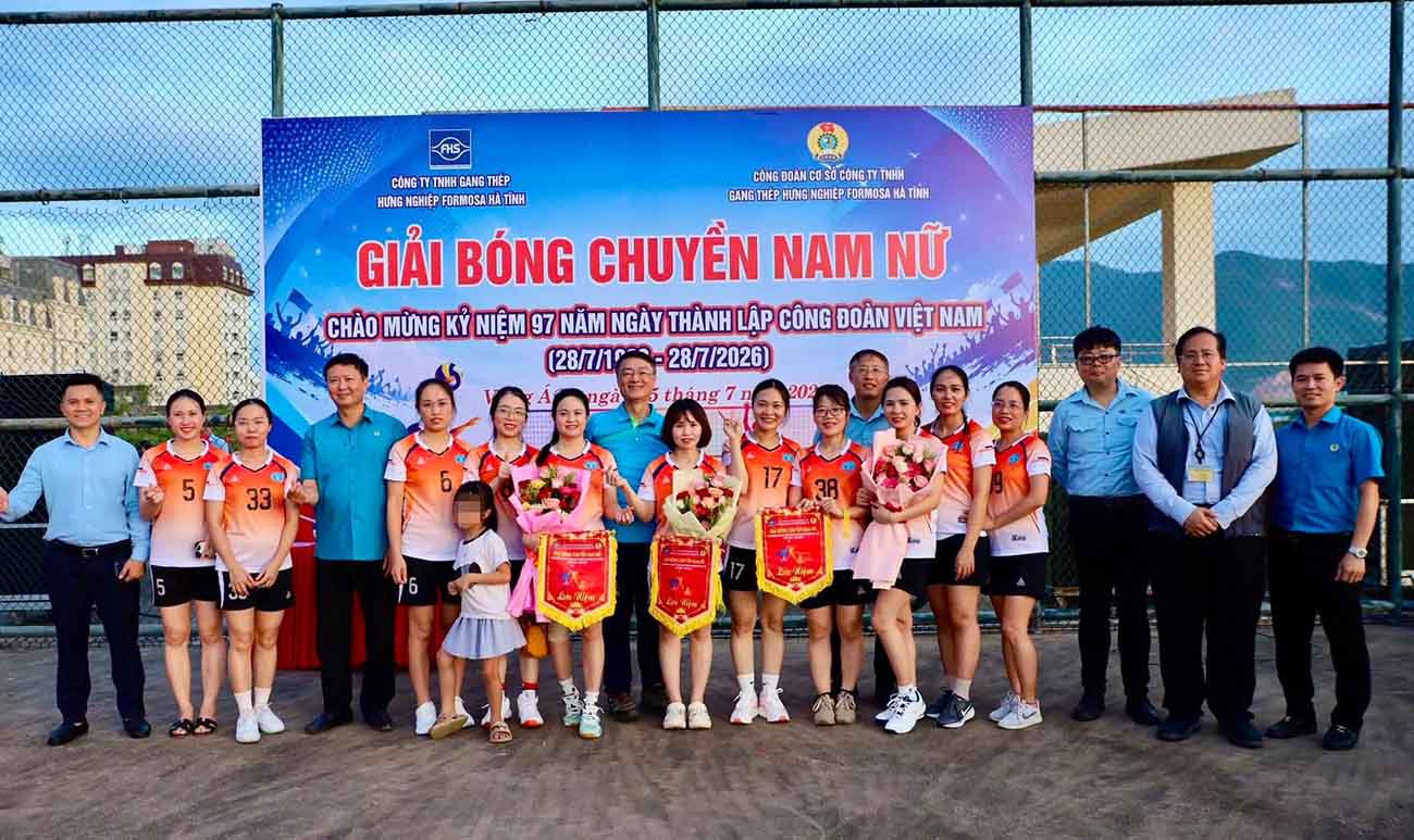 The grassroots trade union of Hung Nghiep Formosa Ha Tinh Steel Co., Ltd. coordinated with the Company to organize the 2026 men's and women's volleyball tournament with the enthusiastic participation of many workers. Photo: Ha Tinh Trade Union