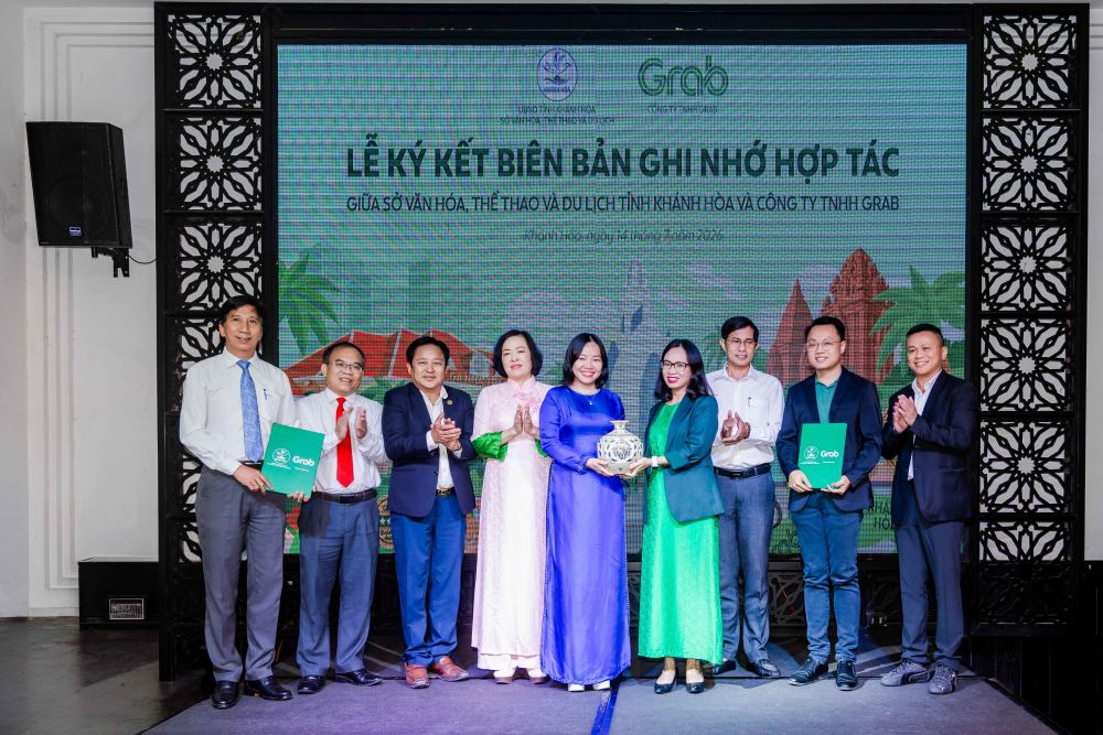 El Departamento de Cultura, Deportes y Turismo de la provincia de Khanh Hoa y Grab Vietnam cooperan para promover la transformación digital del turismo. Foto: Grab