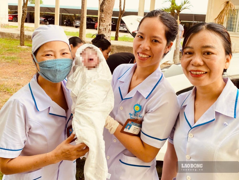 Being delivered right on the taxi, the pregnant woman gave birth to a healthy baby girl, and was carefully cared for by doctors and nurses. Photo: Vinh Linh Regional General Hospital