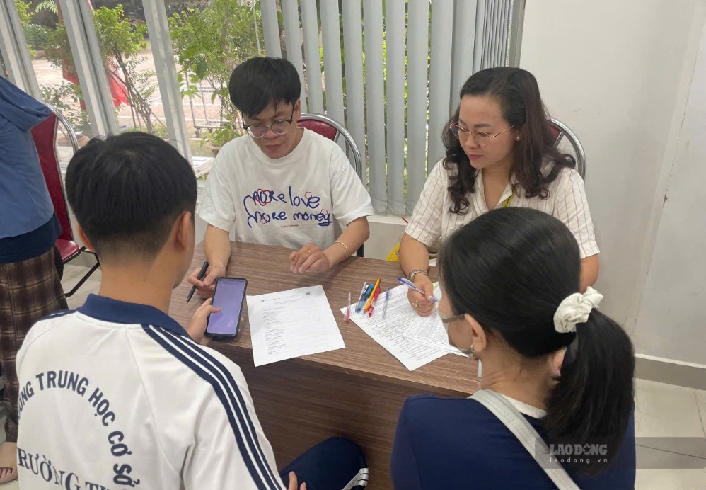 Việc lựa chọn tổ hợp môn lớp 10 cần gắn với sở thích, năng lực và định hướng nghề nghiệp của học sinh. Ảnh: Chân Phúc