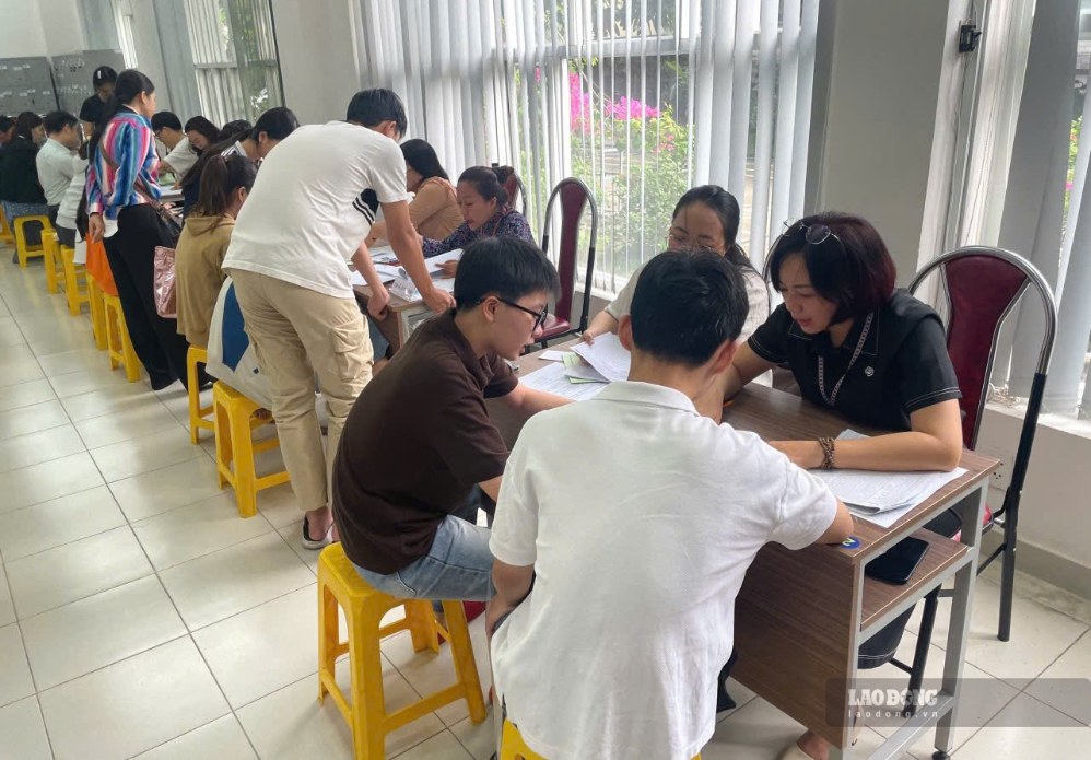 Học sinh lớp 10 cần tìm hiểu kỹ trước khi lựa chọn tổ hợp môn học. Ảnh: Chân Phúc