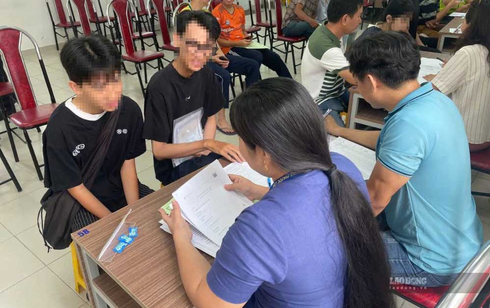 10th grade students admitted to Phuoc Long High School are advised on choosing subject combinations. Photo: Chan Phuc