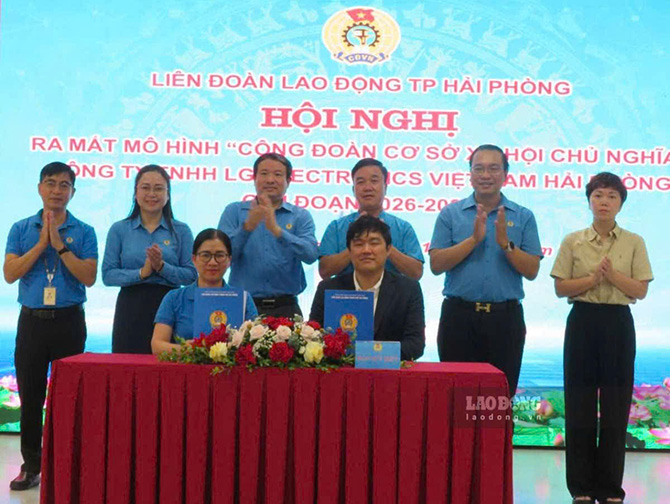 Representatives of the Company and the Trade Union of LG Electronics Vietnam Hai Phong Company sign a commitment to implement the "Socialist Trade Union" model. Photo: Mai Chi