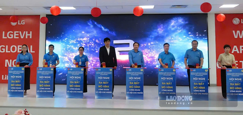 Các đại biểu bấm nút ra mắt mô hình “Công đoàn xã hội chủ nghĩa” tại công ty. Ảnh: Mai Chi