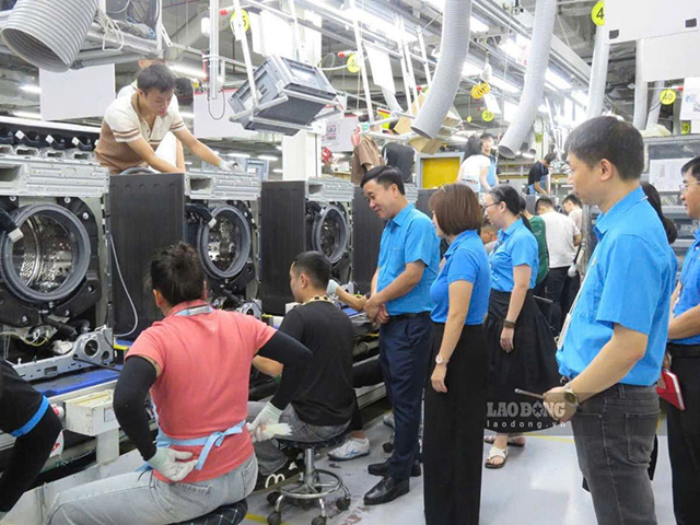 Lãnh đạo LĐLĐ TP Hải Phòng thăm hỏi công nhân tại xưởng làm việc. Ảnh: Mai Chi