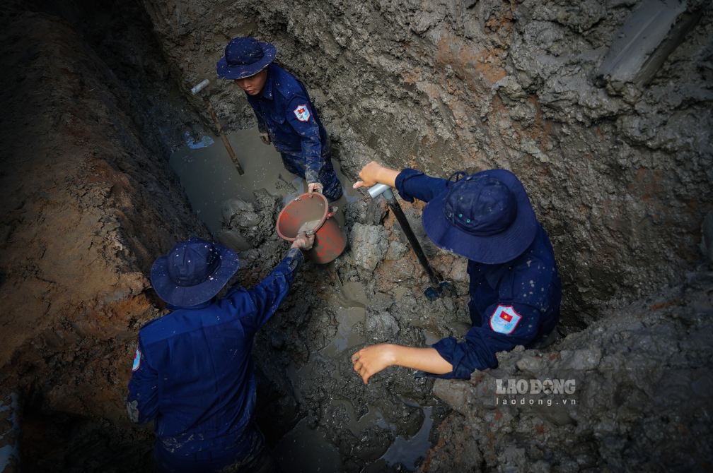 Do khu vực gần kênh, rạch nên đội thường xuyên phải bơm và múc nước từ bên trong ra.