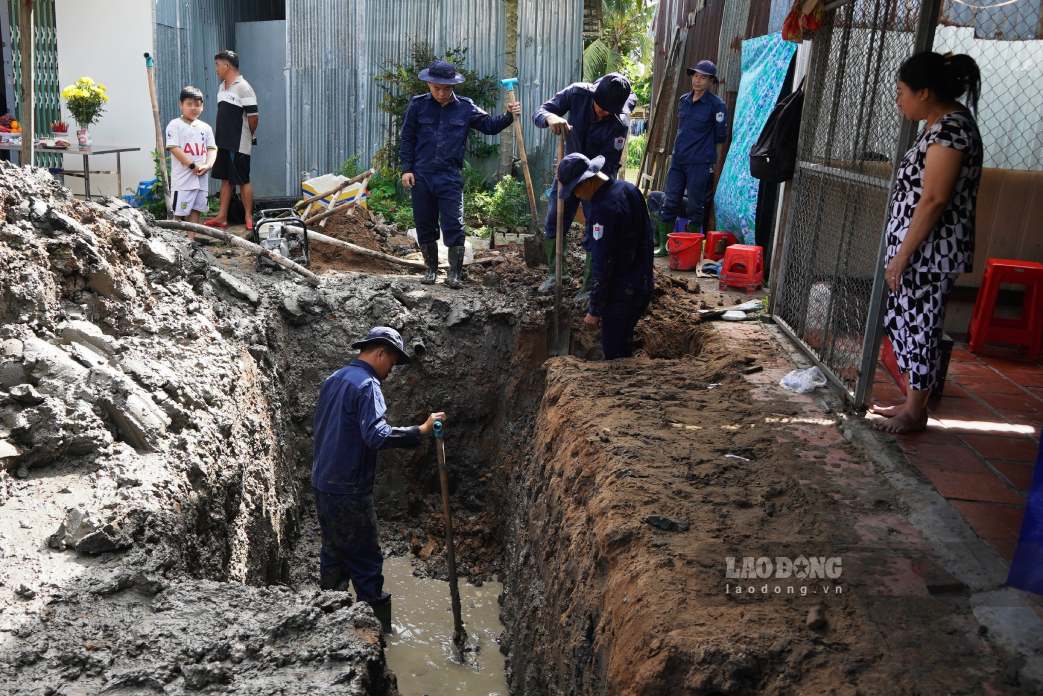 Sáng 16.7, theo ghi nhận của phóng viên tại xã Trường Long Tây, TP Cần Thơ, khoảng 20 cán bộ, chiến sĩ thuộc Bộ Chỉ huy quân sự (CHQS) TP phối hợp Đội K90/Quân khu 9 đang tích cực khai quật nơi nghi có 2 mộ liệt sĩ tập thể.