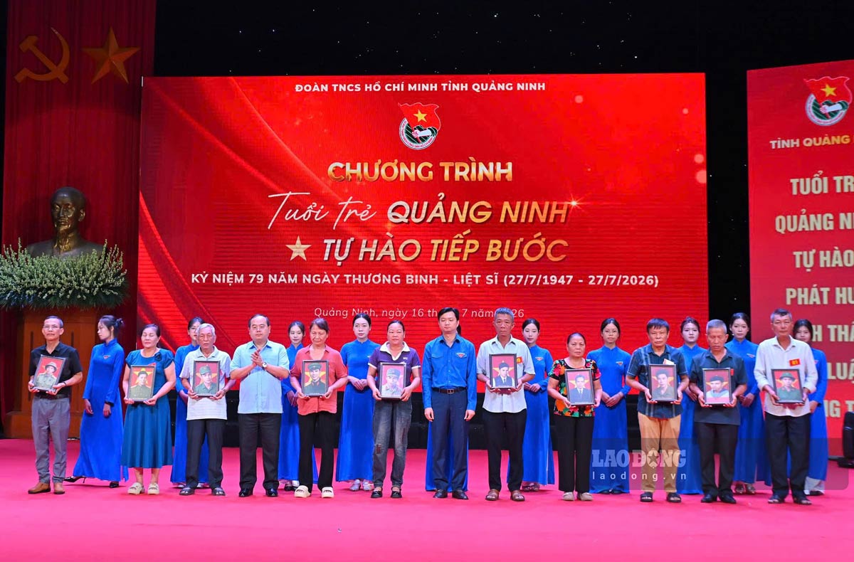 24 bức ảnh chân dung liệt sĩ được phục dựng và trao tặng tới thân nhân các gia đình liệt sĩ. Ảnh: Đoàn Hưng