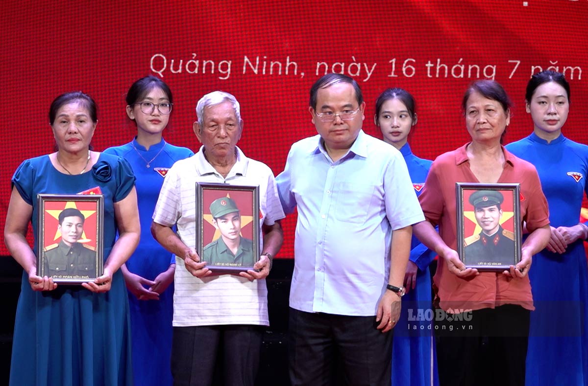 Mr. Quan Minh Cuong - Member of the Party Central Committee, Secretary of the Provincial Party Committee, Head of the National Assembly Delegation of Quang Ninh province, presents portrait photos of martyrs that have been restored to relatives of martyrs at the program "Quang Ninh Youth - Proudly Following in the Footsteps". Photo: Doan Hung