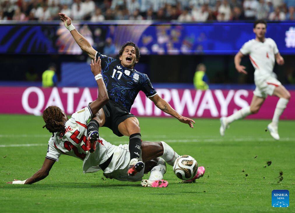 The match between England - Argentina had many collisions on the field. Photo: Xinhua