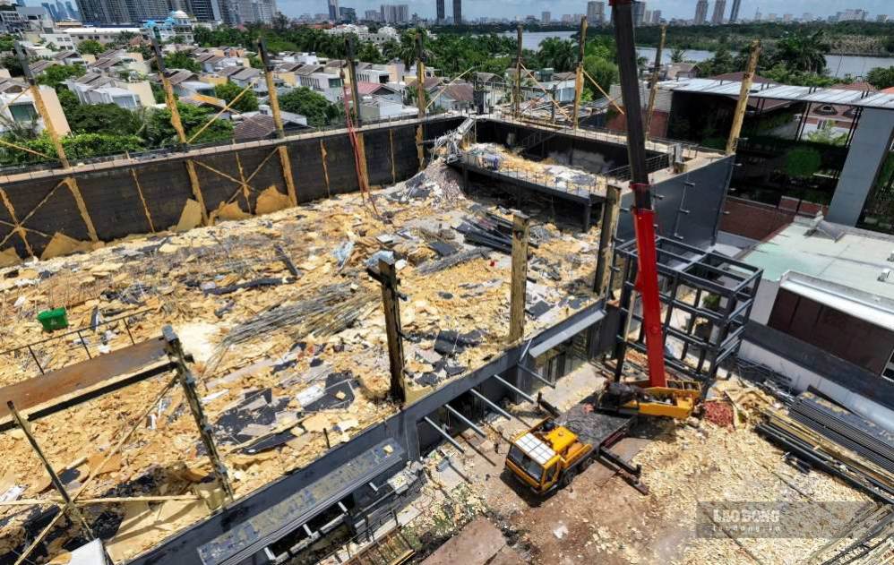Dismantling illegally built works at No. 41-49 An Phu (HCMC). Photo: Anh Tu