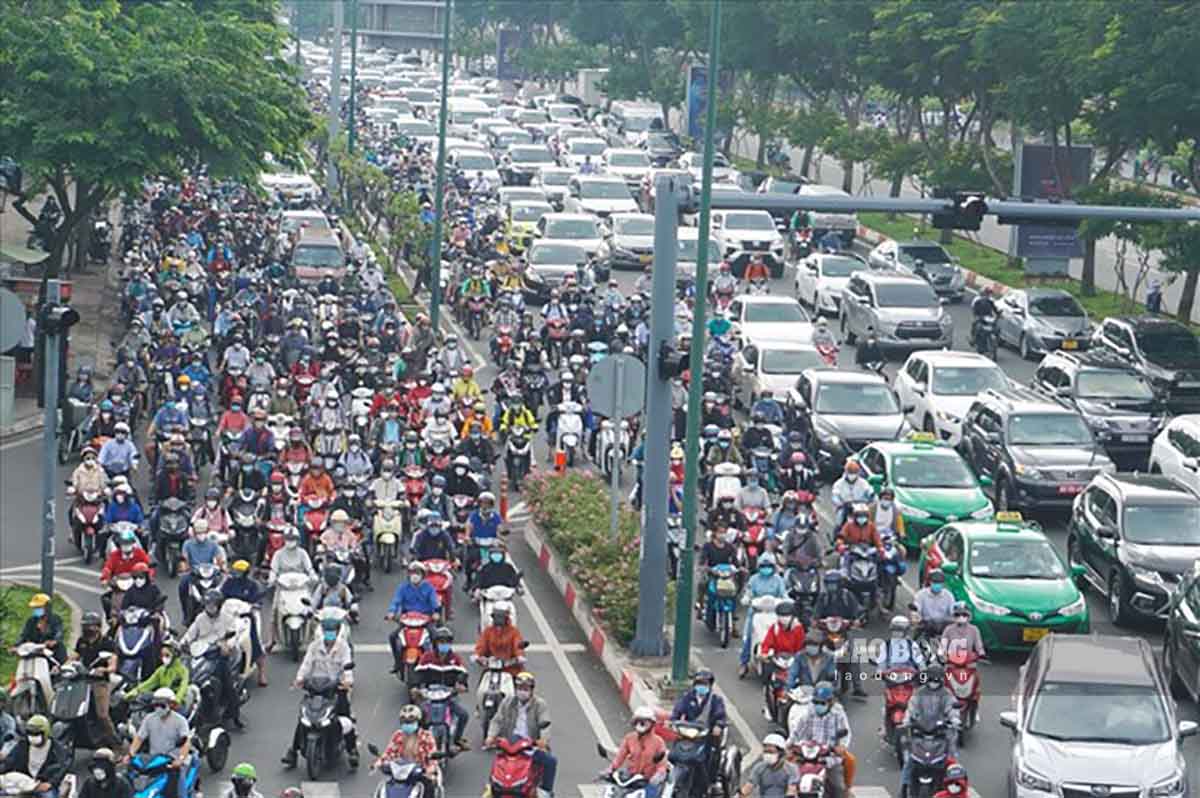 A traffic jam on Pham Van Dong street in Ho Chi Minh City, near the Nguyen Thai Son intersection. Photo: Minh Quan