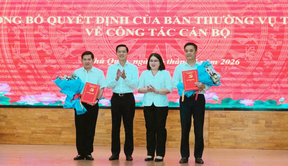 Lãnh đạo đặc khu Phú Quốc tặng hoa cho 2 đồng chí Trung tướng Đinh Văn Nơi và Lê Quốc Anh. Ảnh: Hoàng Dung