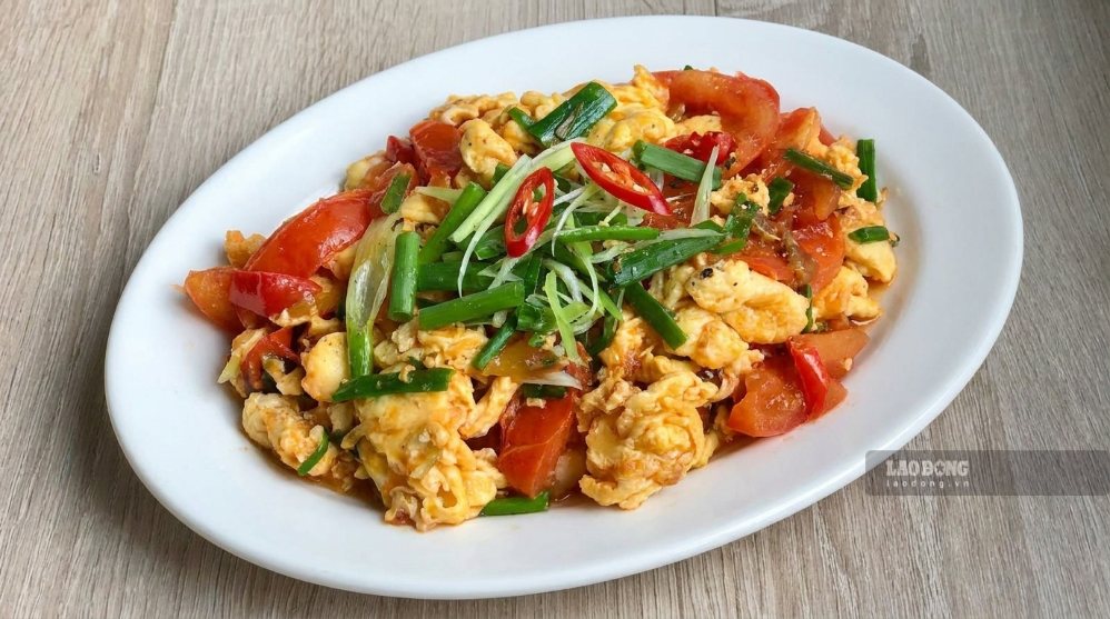 夕食にぴったりのトマトと卵の炒め物を作る。写真:トゥアン・ダット