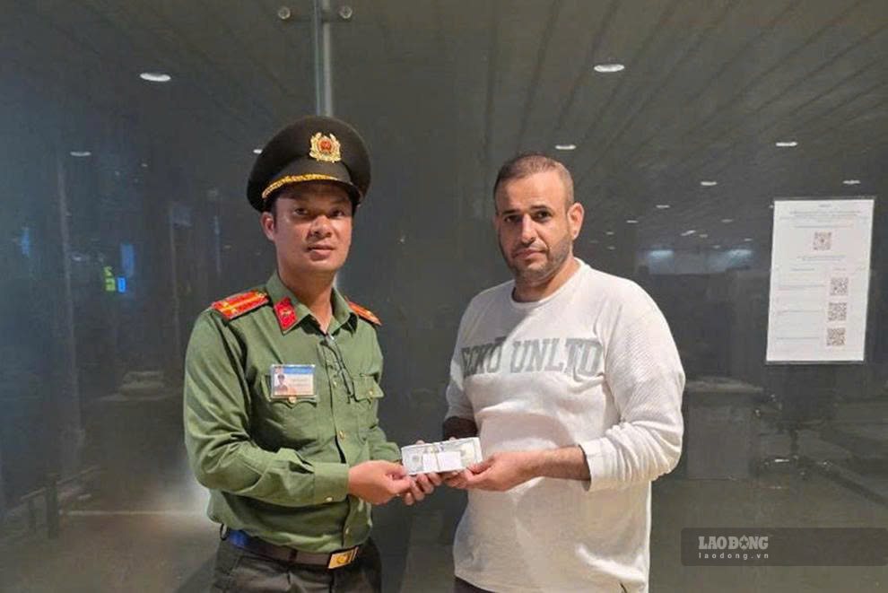 Cam Ranh International Airport Border Gate Police return property to tourists from Oman. Photo: Phuong Linh
