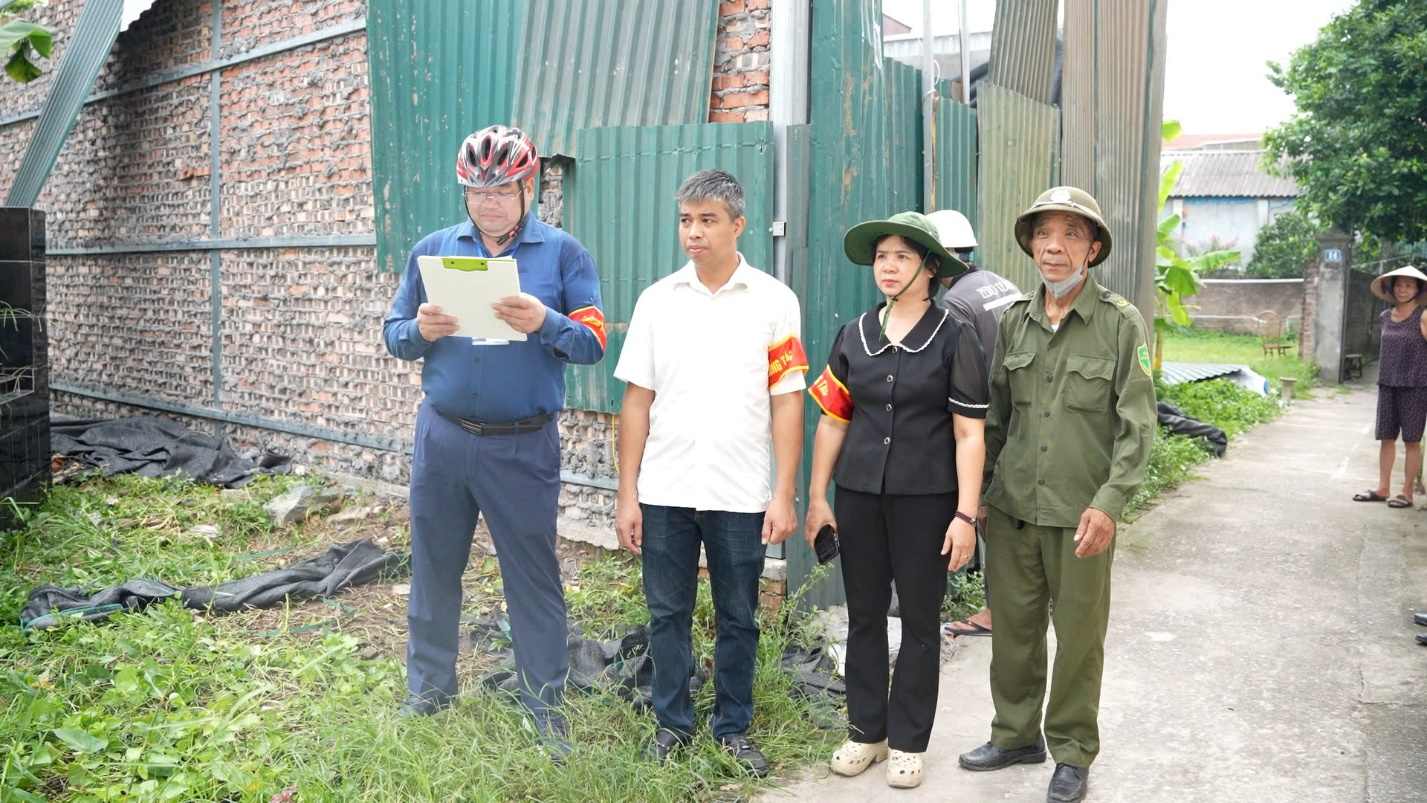 UBND xã Hoài Đức tổ chức thi hành Quyết định cưỡng chế và Quyết định buộc thực hiện biện pháp khắc phục hậu quả trong lĩnh vực đất đai đối với 17 trường hợp. Ảnh: Cổng thông tin điện tử xã Hoài Đức