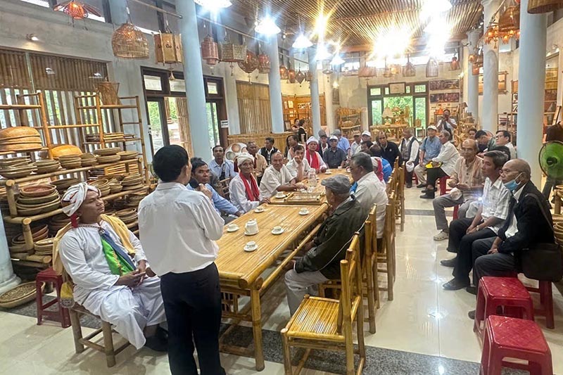 Đoàn Người có uy tín tỉnh Lâm Đồng thăm Hợp tác xã mây tre đan Huế. Ảnh: Cổng TTĐT tỉnh Lâm Đồng