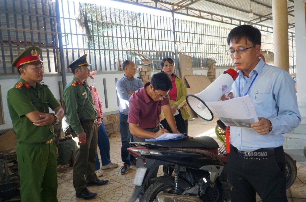 Phó Chủ tịch UBND phường Mũi Né Trần Hải Anh đọc quyết định cưỡng chế thu hồi phần đất do bà P.T.H làm đại diện. Ảnh: Duy Tuấn