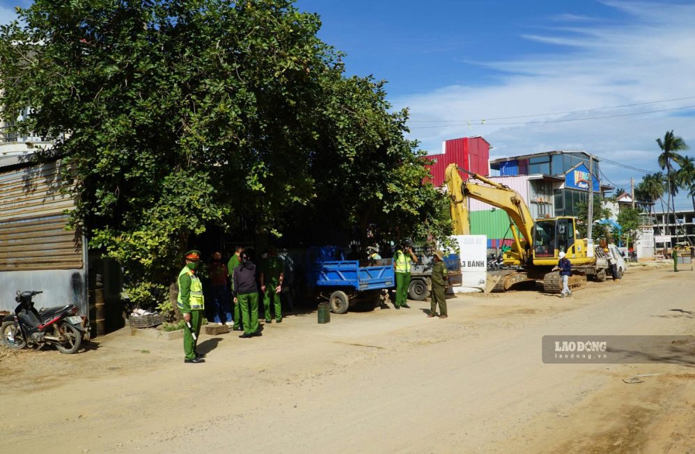 Mui Ne Ward People's Committee enforces land recovery for 1 case of non-compliance with land recovery decisions to implement road upgrade projects. Photo: Duy Tuan