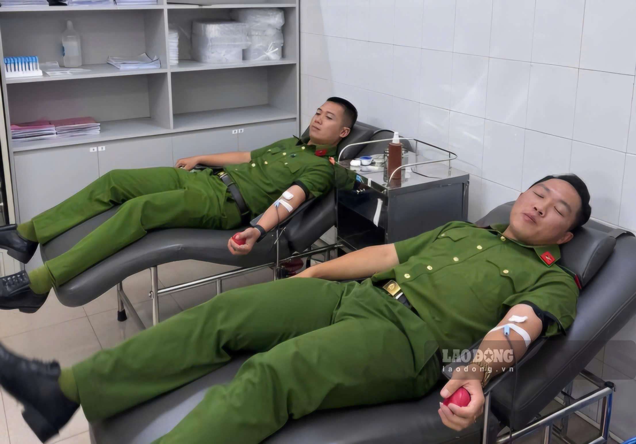 Hai cán bộ, chiến sĩ Phòng Cảnh sát Cơ động Công an Lâm Đồng hiến máu cứu bệnh nhân nguy kịch. Ảnh: Lê Tiến
