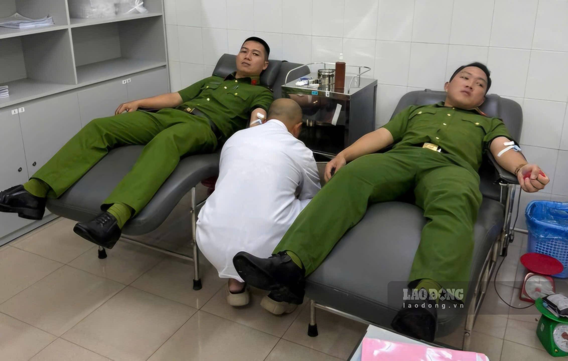 Le capitaine Nguyễn Quang Huy et le caporal Trần Nhật Minh donnent leur sang pour sauver des patients atteints de thalassémie. Photo: Lê Tiến