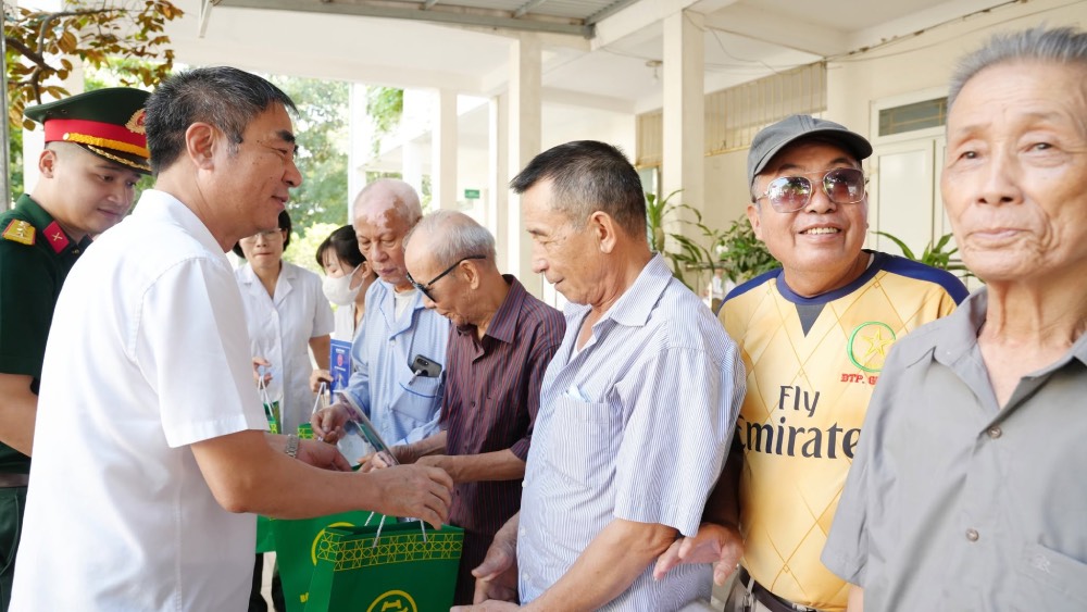 On the occasion of the 79th anniversary of War Invalids and Martyrs' Day, Yen Nghia Ward, Hanoi organized visits and gifts to people with meritorious services. Photo: Yen Nghia Ward People's Committee