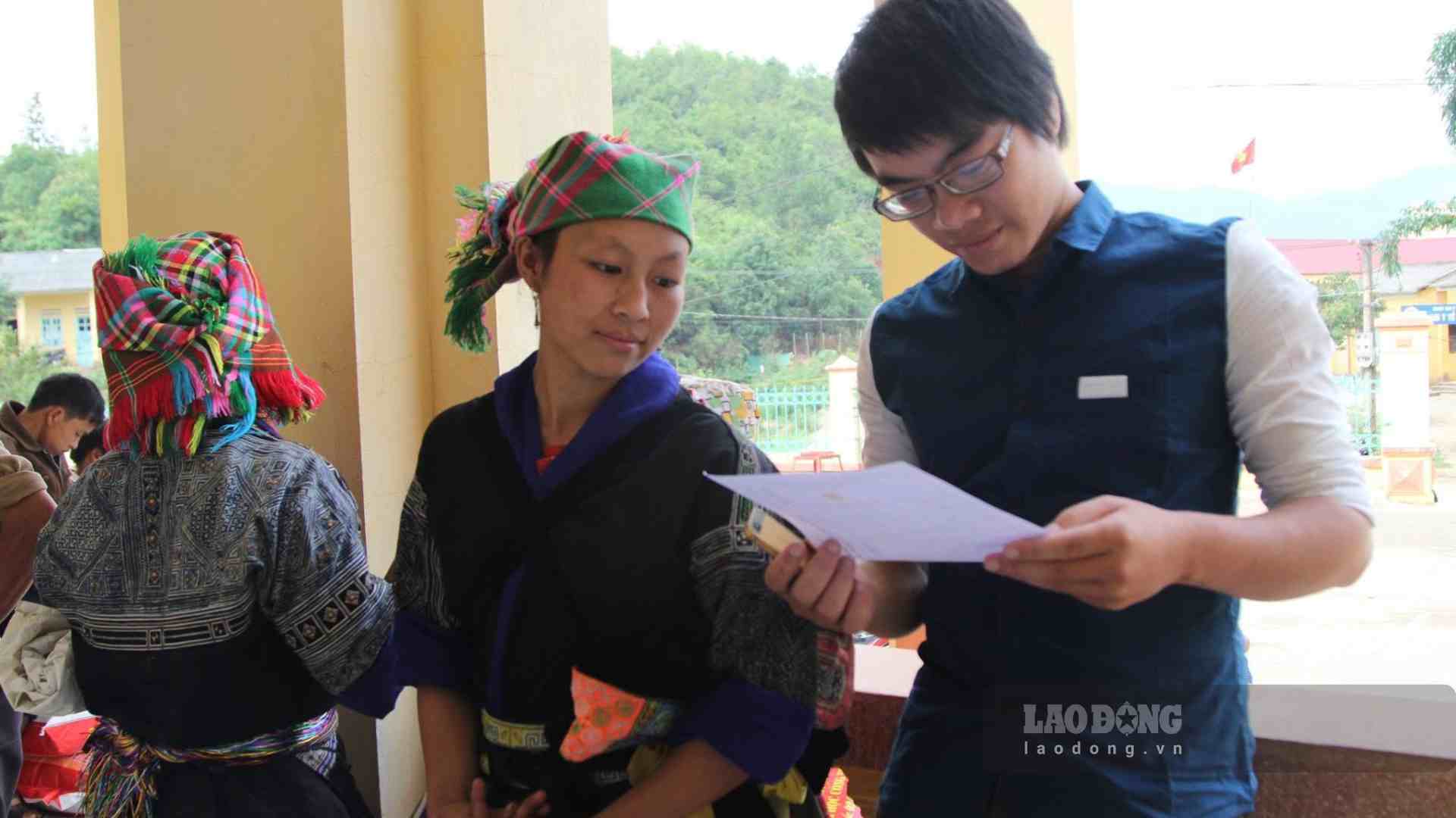 Commune officials in particularly difficult areas are proposed to increase the working fee quota to 1 million VND/month. Illustrative photo: Xuyen Dong
