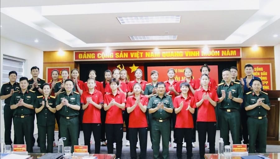 The young women's team of the Information Corps receives the task of competing to achieve high results at the 2026 National Youth Club Championship. Photo: Information Corps