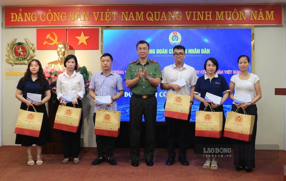 Thiếu tướng Phạm Kim Đĩnh - Cục trưởng Cục Công tác chính trị (Bộ Công an) trao “những món quà từ Đại hội Công đoàn Việt Nam” cho đoàn viên có hoàn cảnh khó khăn. Ảnh: Quỳnh Chi