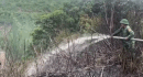 Controlling the vegetation fire at the foot of Ly Hoa Pass. Photo: Ly Hoa Border Guard Station