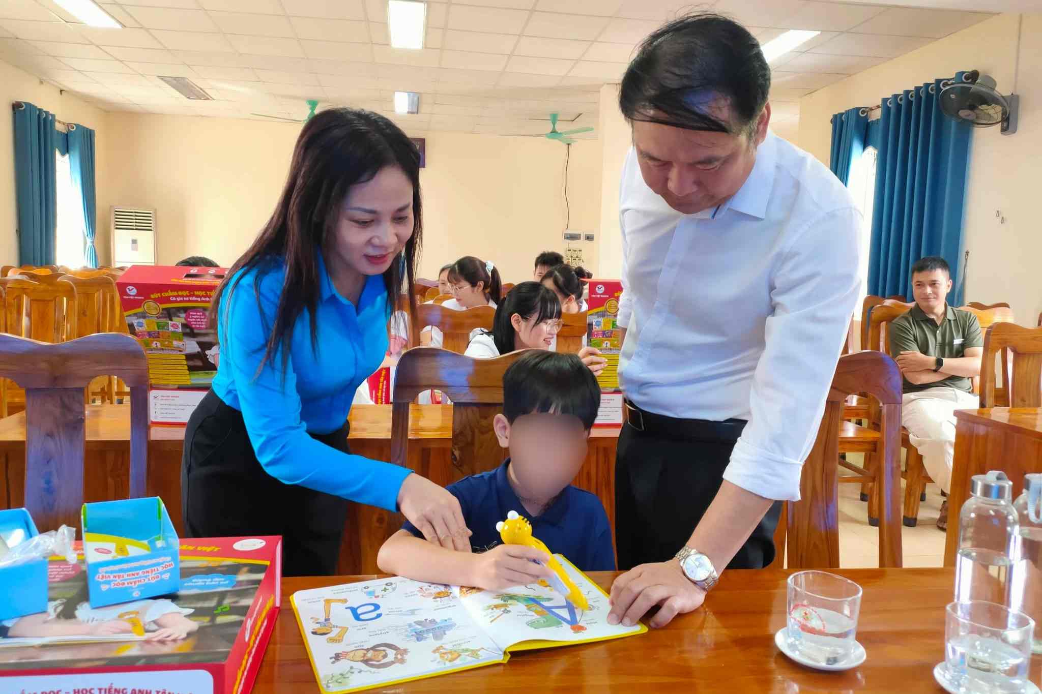 Cân bộ Công đoàn hướng dẫn các em học sinh sử dụng. Ảnh: LĐLĐ tỉnh Sơn La