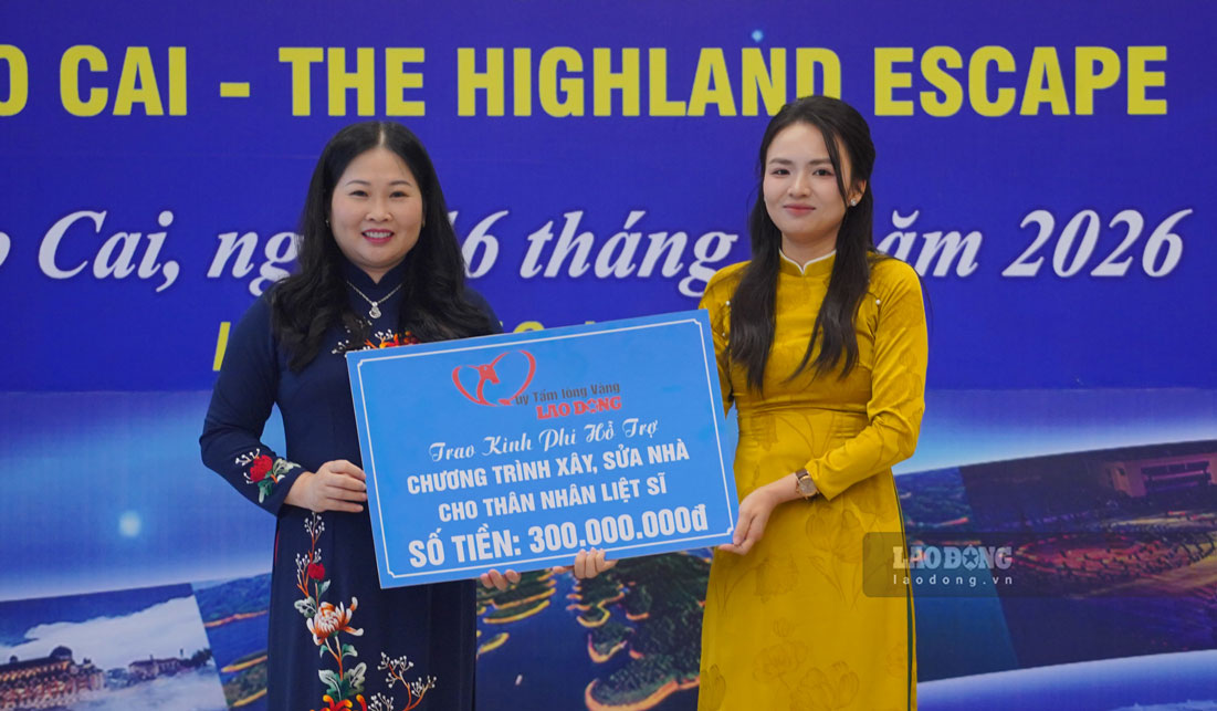 Bà Vũ Thị Hiền Hạnh - Phó Chủ tịch UBND tỉnh Lào Cai (trái) tiếp nhận kinh phí hỗ trợ của Báo Lao Động. Ảnh: Bảo Nguyên