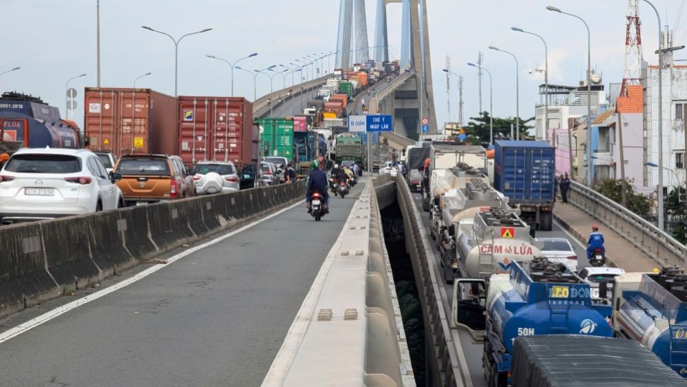Ho Chi Minh City plans to expand Phu My bridge to at least 8 lanes to reduce congestion. Photo: Anh Tu