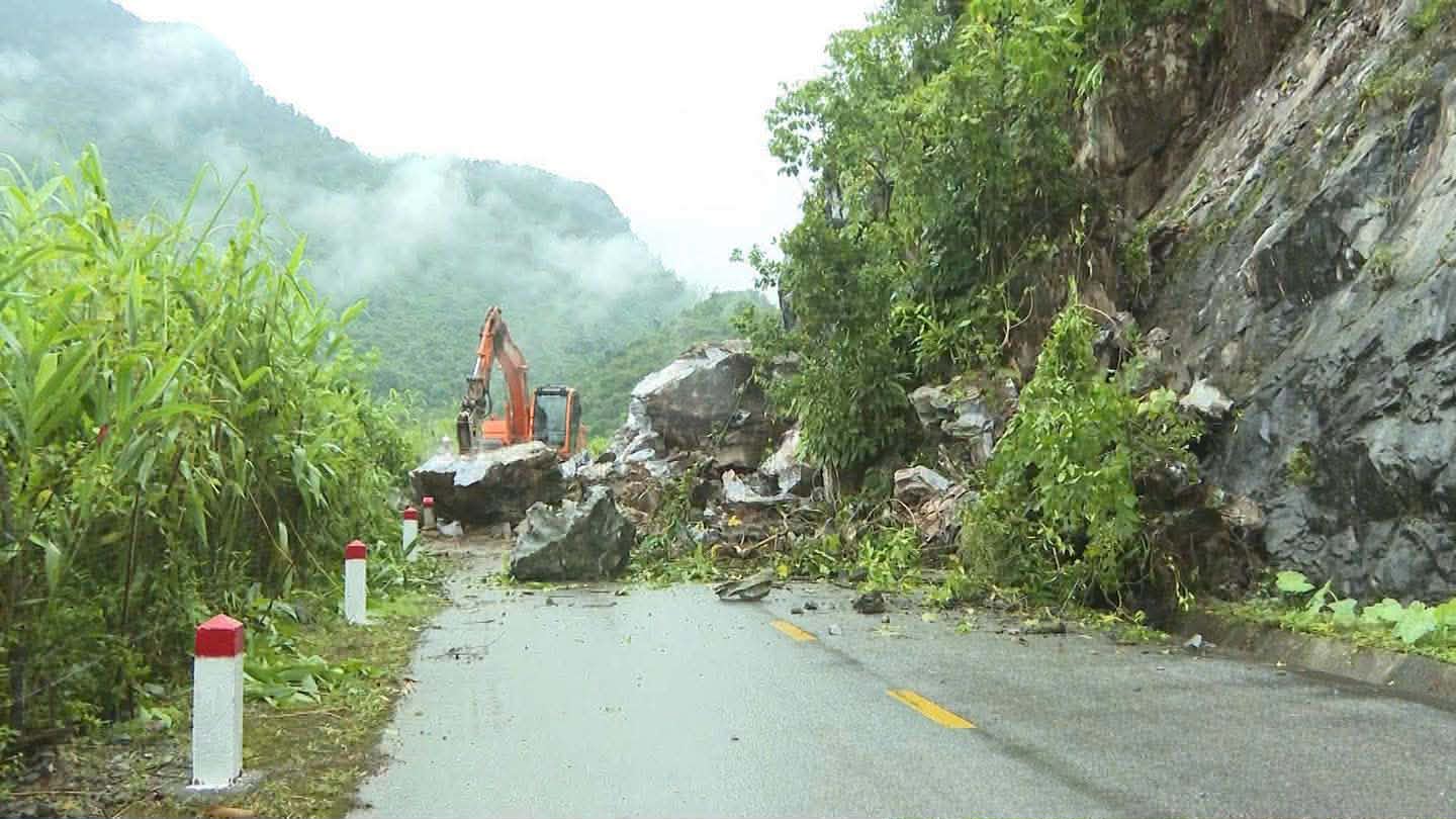 Se moviliza maquinaria para superar los deslizamientos de tierra en el Km15+900 de la carretera provincial 184. Foto: Policía de Tuyên Quang