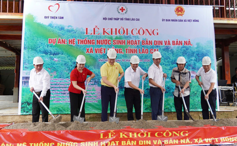 Các đại biểu khởi công công trình. Ảnh: Cổng TTĐT Lào Cai