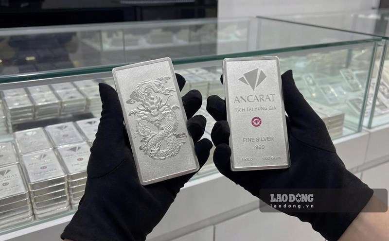 The diễn biến of silver prices in recent sessions shows that this precious metal is in a correction phase, waiting for more signals from economic data and Fed policy. Photo: Phan Anh