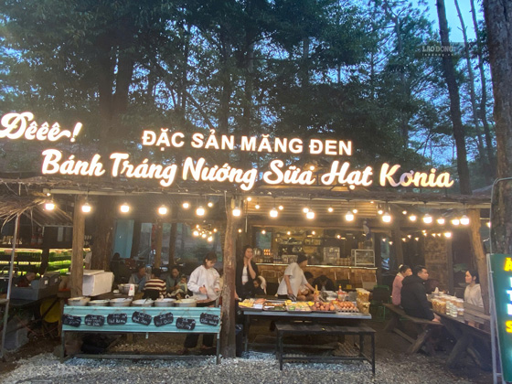 Chợ ẩm thực dưới tán rừng thông. Ảnh Thanh Tuấn 