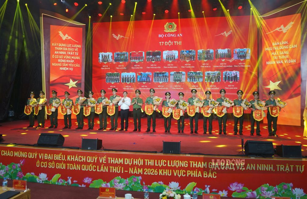 Thứ trưởng Bộ Công an Lê Văn Tuyến và Phó Chủ tịch Thường trực UBND tỉnh Thanh Hóa Mai Xuân Liêm tặng hoa, cờ lưu niệm cho các đội thi. Ảnh: Quách Du